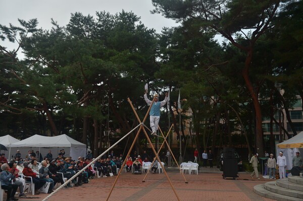 ▲ '제2회 삼각산 소나무예술제'의 강병기의 외줄타기 공연을 선보이고 있다.