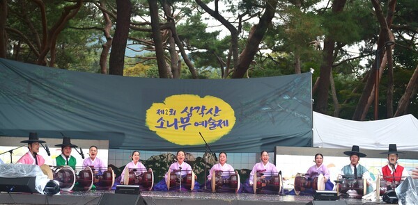 ▲ 삼각산 소나무예술제에서 공연하는 모습.