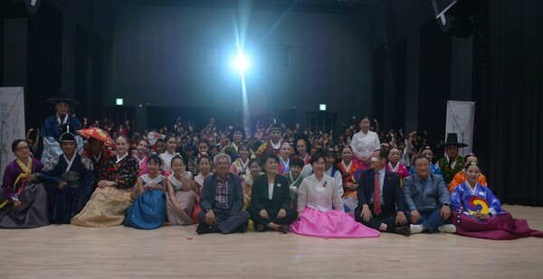 황정희 강북문화원장(앞줄 우 4)이 김명희 강북구의회 의장(앞줄 우 5)과 출연진들과 함께 기념사진을 촬영하고 있다.