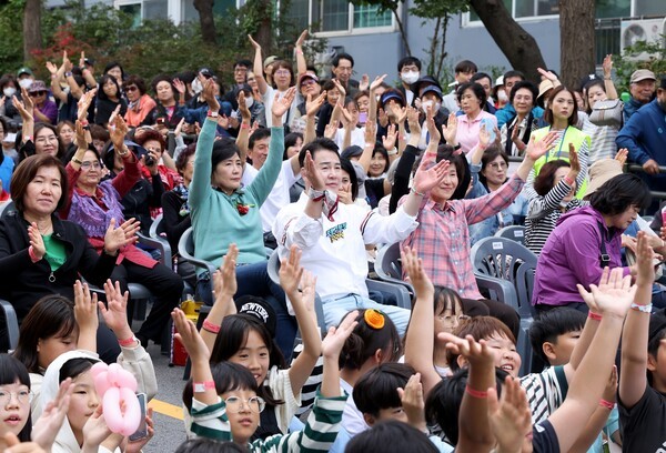 김남희 축제 추진위원장과 오언석 도봉구청장이 함께 소나기한마당 축제에서 환호하는 모습.