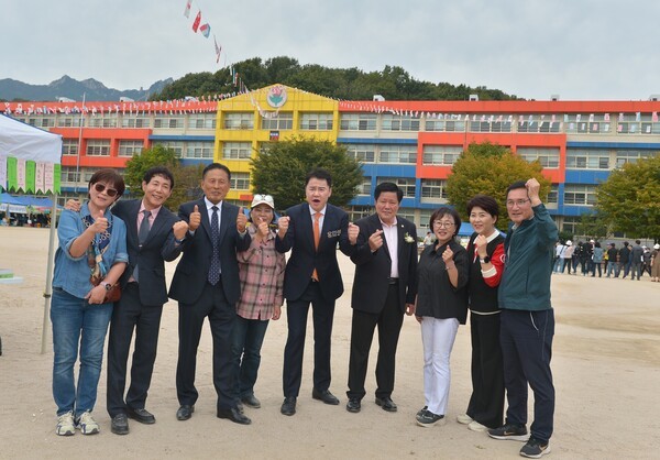 ▴도봉초 총동문회 한마음체육대회에서 김명곤 회장(좌 2)과 이준규 교장(좌 3), 오언석 도봉구청장(중앙), 안병건 의장(우 4)이 동문들과 함께 기념사진을 찍고 있다.