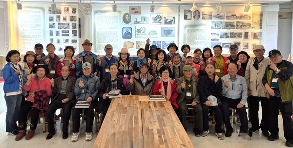 ▲박인수 한국문인산악회장(두번째줄 좌 4)이 문학기행 및 시 낭송대회에 참석한 회원들과 하동 사진박물관 내에서 기념사진을 촬영하고 있다.