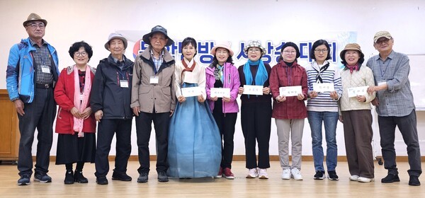 ▲박인수 한국문인산악회장(좌 1)이 강정화 한국문인협회 부이사장(좌 2)과 일성지리산콘도 내에서 '문학기행 및 시 낭송대회' 수상자들과 함께 기념사진을 촬영하고 있다.