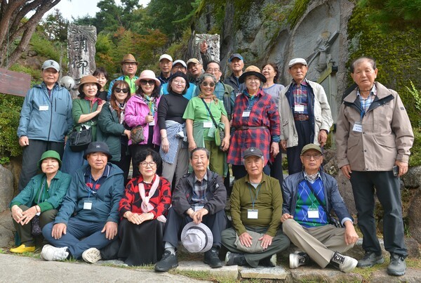 ▲한국문인산악회에서 문학기행으로 서암정사에 방문해 정문앞에서 기념사진을 촬영하고 있다.