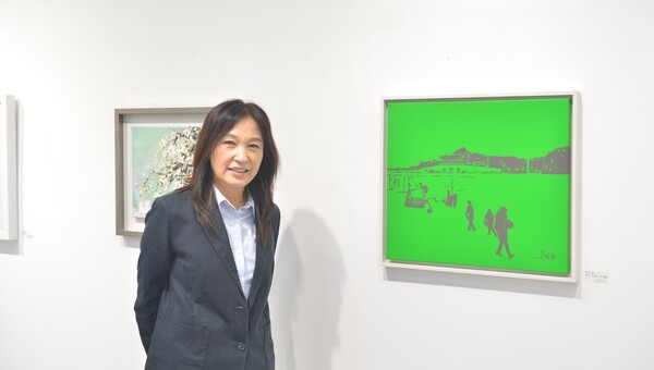 ▲박미숙 강북미술협회장이 ‘제28회 강북미술협회전’ 전시회 작품 앞에서 기념사진을 촬영하고 있다.