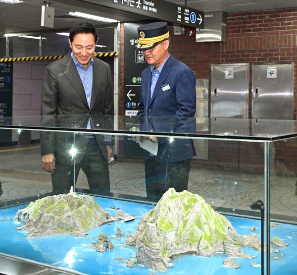 오세훈 서울시장이 25일(금) 오전 ‘독도의날’을 맞아 복원을 끝내고 시청역(2호선)에 새롭게 설치된 독도조형물을 점검하고 있다. (사진제공=서울시청)