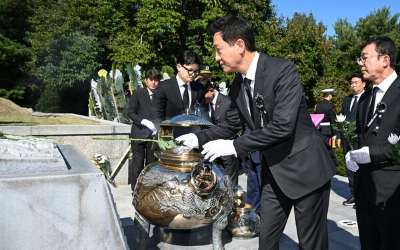 ▲오세훈 서울시장이 26일(토) 국립서울현충원에서 열린 ‘박정희 대통령 서거 제45주기 추도식’에 참석해 묘역에 헌화하고 있다.