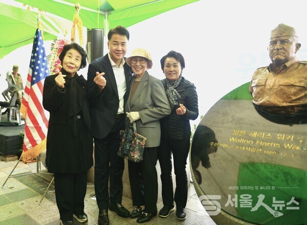 ▲ 오언석 도봉구청장(좌 2)이 워커 장군 흉상 및 기념 제막식 행사의 참석한 내빈들과 기념사진을 촬영하고 있다.