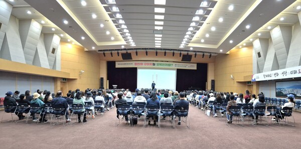 ▲설채현 수의사가 ‘당신의 강아지는 행복한가요?’에서 구민들에게 강연하는 모습.