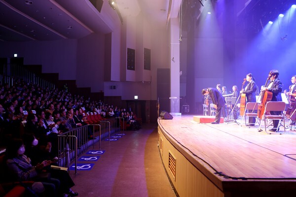 ▴도봉구립교향악단이 정기연주회를 시작하기에 앞서 관람객들에게 인사하는 모습.