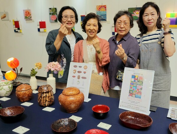 ▴한지사랑 채수자 대표(우 1)가 도봉구청 로비갤러리에서 ‘한지공예품 전시회’를 열고 회원들과 함께 기념사진을 찍고 있다.