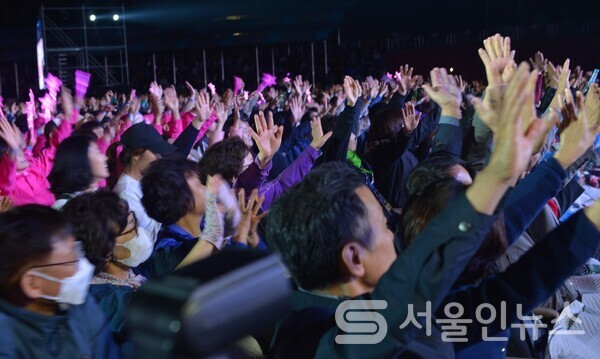강북구민운동장 '가을밤의 음악회' 송가인 출연으로 구민들의 환호하는 모습.