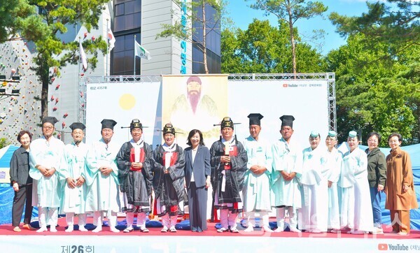 ▲황정희 강북문화원장(좌 7)과 김명희 강북구의회 의장(좌 6)이 단군제례 제관들과 '제26회 삼각산축제'에서 기념사진을 촬영하고 있다.