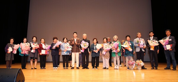 ▴오언석 도봉구청장(좌 7)이 노인복지에 기여한 모범어르신들에게 표창장을 수여하고 단체사진을 촬영하고 있는 모습.