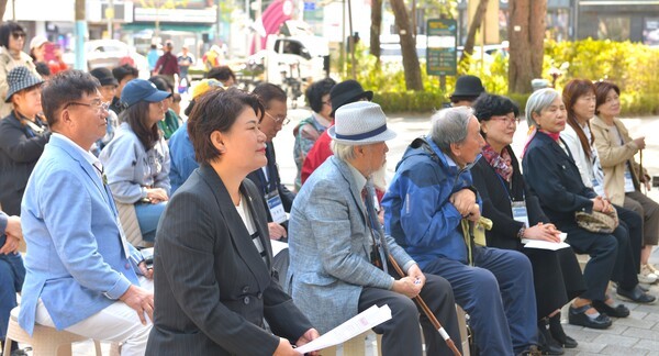 ▲강북문인협회, '2024 가을시화전'에 참석한 김명희 강북구의회 의장(앞줄  좌 1)이 행사에 참석하고 있는 모습. 