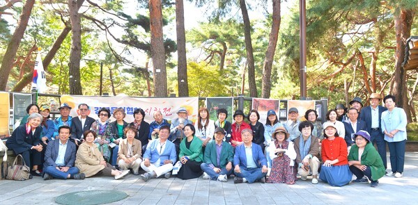 ▲강북문인협회, '2024 가을시화전'을 솔밭공원에서 마치고 기념 사진을 촬영하고 있다.