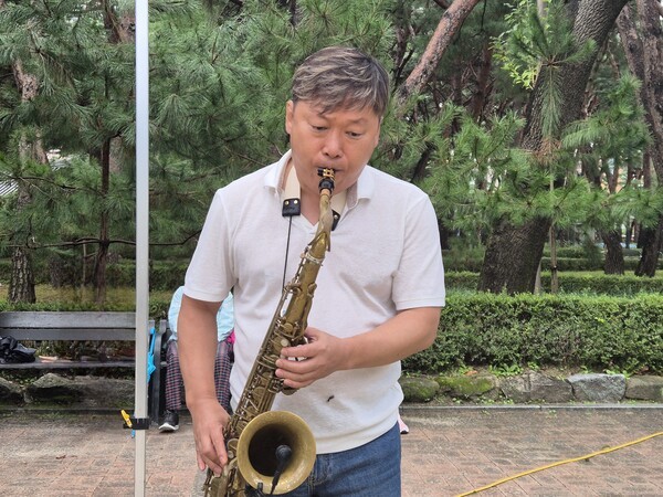 ​▲최봉식 삼각산 색소폰동호회 단장이 연주하고 있는 모습.