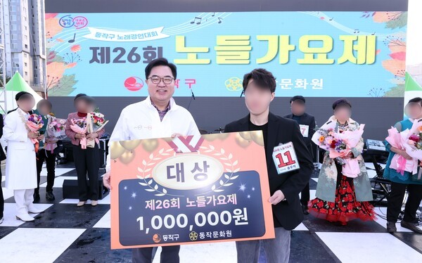 ▲박일하 동작구청장이 지난해 10월 노량진축구장에서 열린 ‘제26회 노들가요제’에 참석해 입상자들과 기념촬영을 하고 있다.