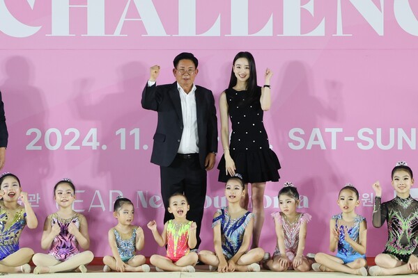 ▲박강수 마포구청장과 국가대표 손연재와 함께 리듬체조 선수들이 기념촬영을 하고 있다.