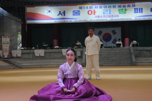 ▲유명옥 이사장이 '역사와 함께 하는 서울아리랑 페어' 공연하는 장면.