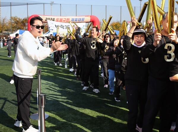 ▲오언석 도봉구청장이 구민들에게 응원을 하고 있다.