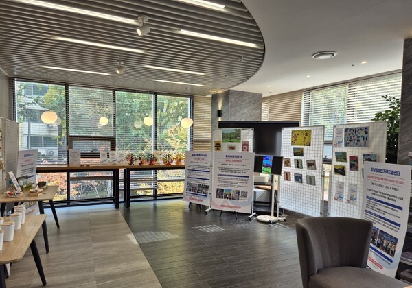 강남구 성과 공유회 전시 장면.