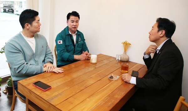 ▲오언석 도봉구청장(가운데)이 김재섭 국회의원(왼쪽)과 박수민 국회의원(오른쪽)에게 도봉구 현안에 대한 국회의 긴밀한 협조를 요청하고 있다.