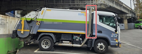 ▲금천구, 청소 차량 배기관 하늘 향하게 교체한 모습.