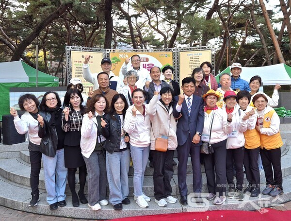 ▲김종수 추진위원장(우측 5)이 ‘제11회 솔내음 음악회’ 우이동 직능단체 및 추진위원회 임원진과 기념사진을 촬영하고 있다.