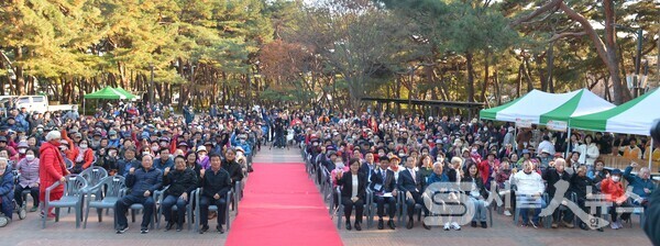 ▲강북구 우이동 솔밭공원에서 ‘제11회 솔내음 음악회’ 단체 기념사진을 촬영한 모습.