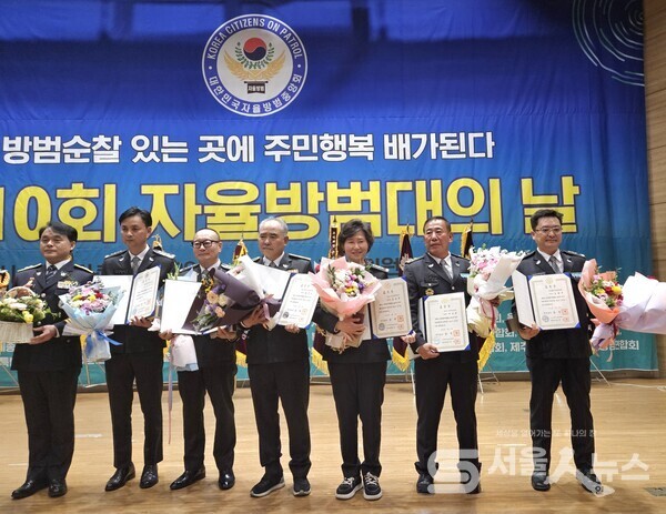 ▲김남희 도봉구자율연합대장(우측 3)이 국무총리상을 수상하여 다른 수상자들과 기념사진을 촬영하고 있다.