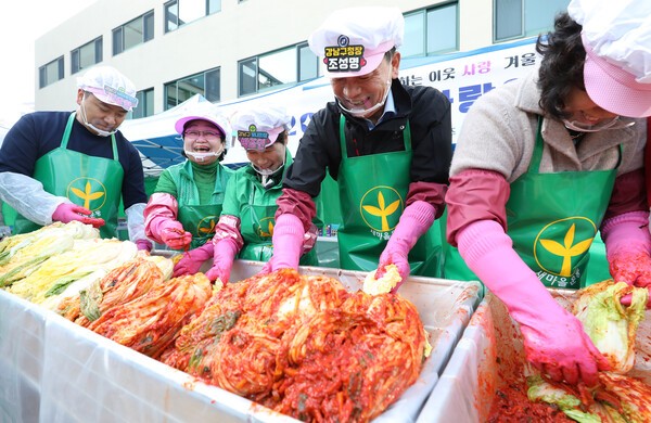 ▲ 조성명 강남구청장(우 2)이 '사랑의 김장 담그기'행사의 참여하고 있는 모습.