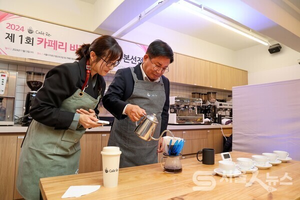 ▲ 박강수 마포구청장이 '카페리 바리스타 대회'에서 직접 커피를 내리고 있다.