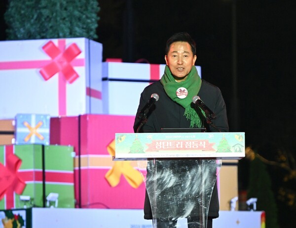 △오세훈 서울시장이 18일(월), 서울광장에서 개최된'2024 서울광장 성탄트리 점등식'에 참석해 축사하고 있다.