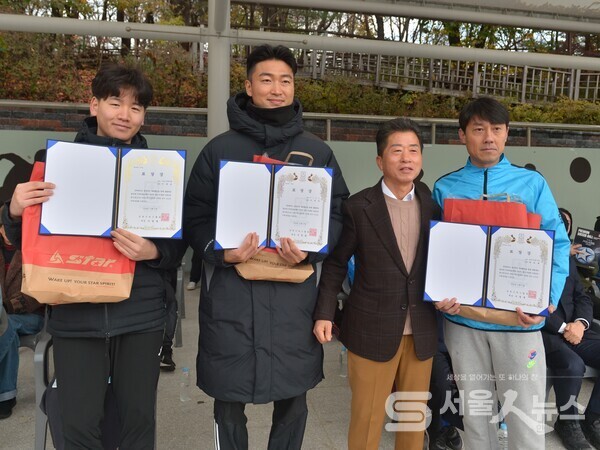 ▲서영재 축구협회장(우측 2)과 축구협회 유공자 표창장 수상자들과 기념사진을 촬영하고 있는 모습.