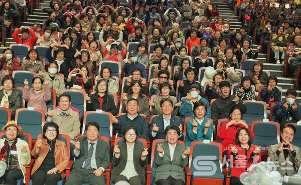 ▲강북문화예술회관 강북소나무홀에서 자원봉사자의 날을 맞아 기념사진을 촬영하고 있는 모습.