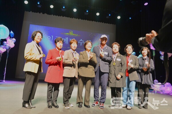 ▲자원봉사 시간 3,000시간에서 5,000시간 봉사자들이 인증메달을 받고 기념 촬영을 하고 있다.