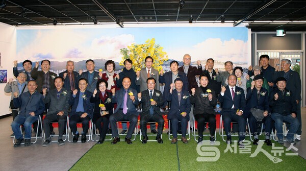 ▲박광보 지회장(앞줄 우측 5)과 최귀옥 도봉문화원장(앞줄 우 3)이 오언석 도봉구청장(앞줄 우측 4)과 도봉구 방학동 편 사진 전시회에 참석한 내·외빈이 기념사진을 촬영하고 있다.