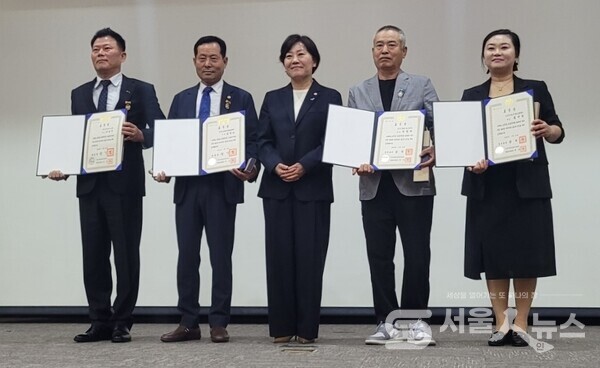 ▲김형상 회장(좌 2)이 송미령 농림축산식품부 장관(중앙)과 대통령 표창장 시상식에서 영예의 상을 받고, 그외  국무총리 수상자들과 기념사진을 촬영하고 있다.