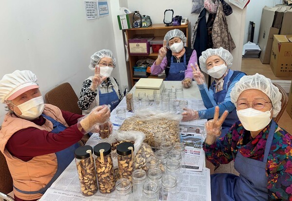 ▲어르신일자리 사업으로 견과류 상품을 제조 중인 참여자들.