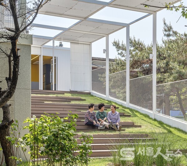 ▲도깨비마당에서 주민들이 이야기를 나누고 있다.