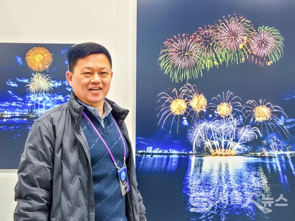 ▴정나연 참여작가가 ‘제9회 대한민국 사진축전’에서 전시한 자신의 불꽃사진 작품에 대해 설명하고 있는 모습.