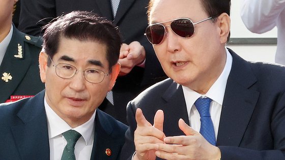 김용현 전 국방부 장관(왼쪽)이 지난 10월 1일 서울 광화문광장 국군의날 기념행사에서 윤석열 대통령과 대화하고 있다. 대통령실사진기자단 [출처:중앙일보] 