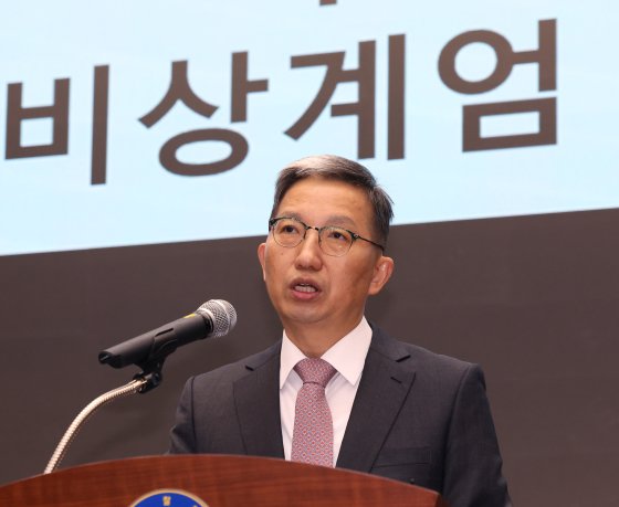 우종수 경찰청 국가수사본부장이 9일 서울 서대문구 경찰청에서 윤석열 대통령의 비상계엄 수사 관련 브리핑을 하고 있다. 뉴스1 [출처:중앙일보] 