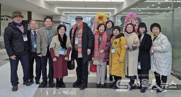 ▲강북문학 출판기념식을 마치고 기념사진을 찍고 있는 모습.