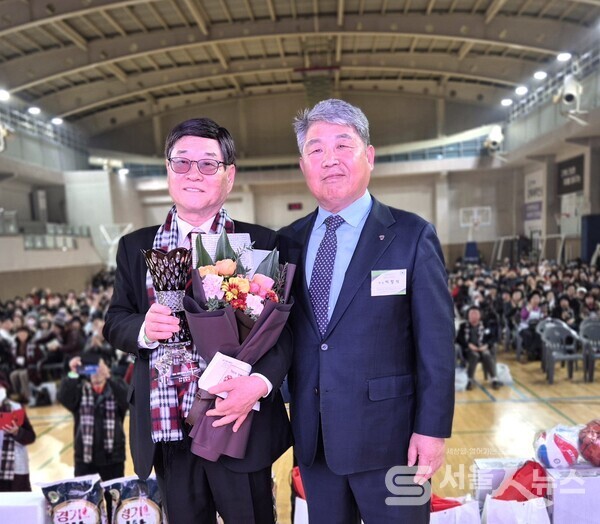 ▲이정식 강북구체육회장(우측)이 대상을 수상한 김준기 강북구걷기협회장(좌측)과 기념사진을 촬영하고 있다.