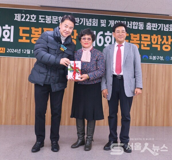 ▲한휘준 회장(우)과 김영숙 사무국장(중앙)이 오언석 도봉구청장(좌)에게 도봉문학 제22호 출간한 도서를 전달하는 모습.