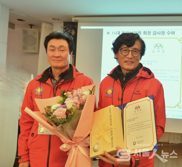 ▲신장섭 16대 회장(우)과 이상만 17대 신임 회장(좌)이 기념사진을 촬영하고 있다.