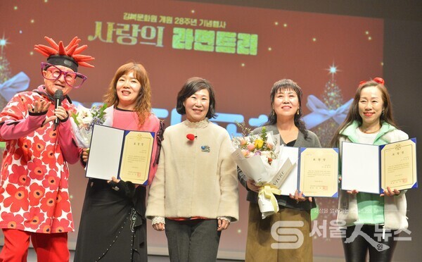 ▲황정희 강북문화원장(중앙)이 유공자 표창 수상자들과 기념사진을 촬영하고 있는 모습.