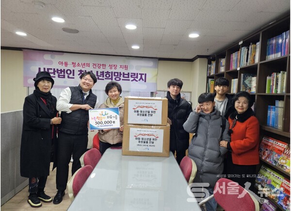 ▲김남희 청소년희망브릿지 이사장(좌 3)이 씨앗티움공동체에 의류 물품을 전달하고 있다.